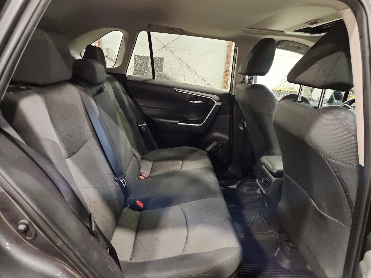 2022 TOYOTA RAV4 XLE photo 31