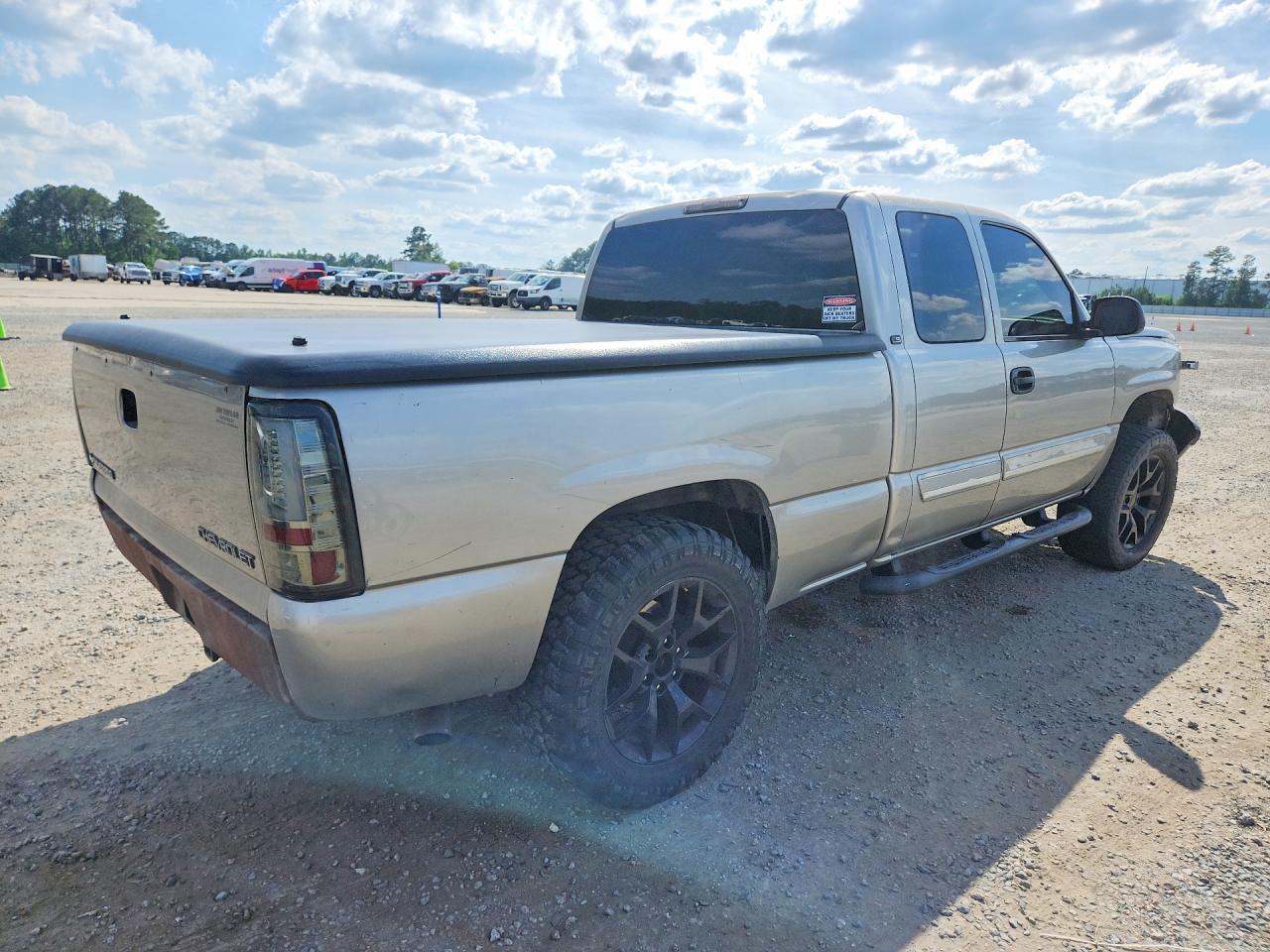 2003 CHEVROLET SILVERADO C1500 photo 3