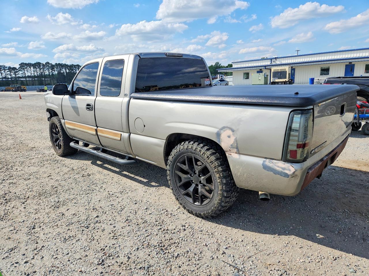 2003 CHEVROLET SILVERADO C1500 photo 2