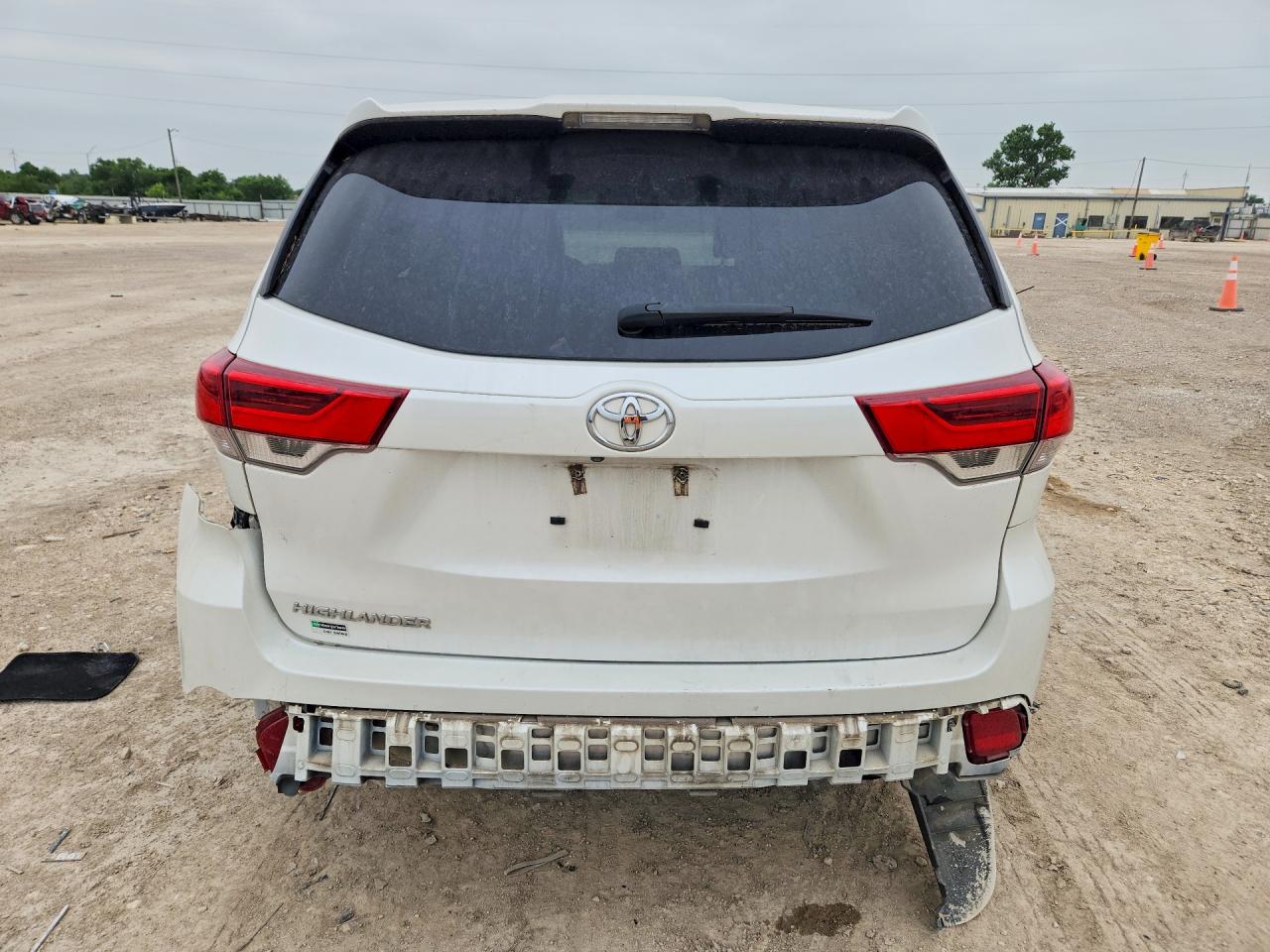 2019 TOYOTA HIGHLANDER LE photo 16