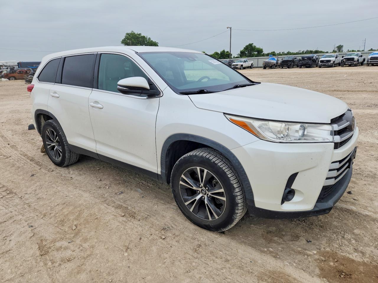 2019 TOYOTA HIGHLANDER LE photo 10