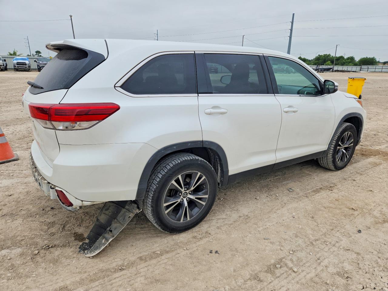 2019 TOYOTA HIGHLANDER LE photo 7