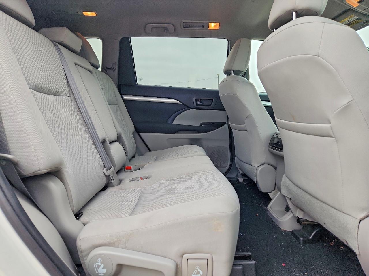 2019 TOYOTA HIGHLANDER LE photo 31