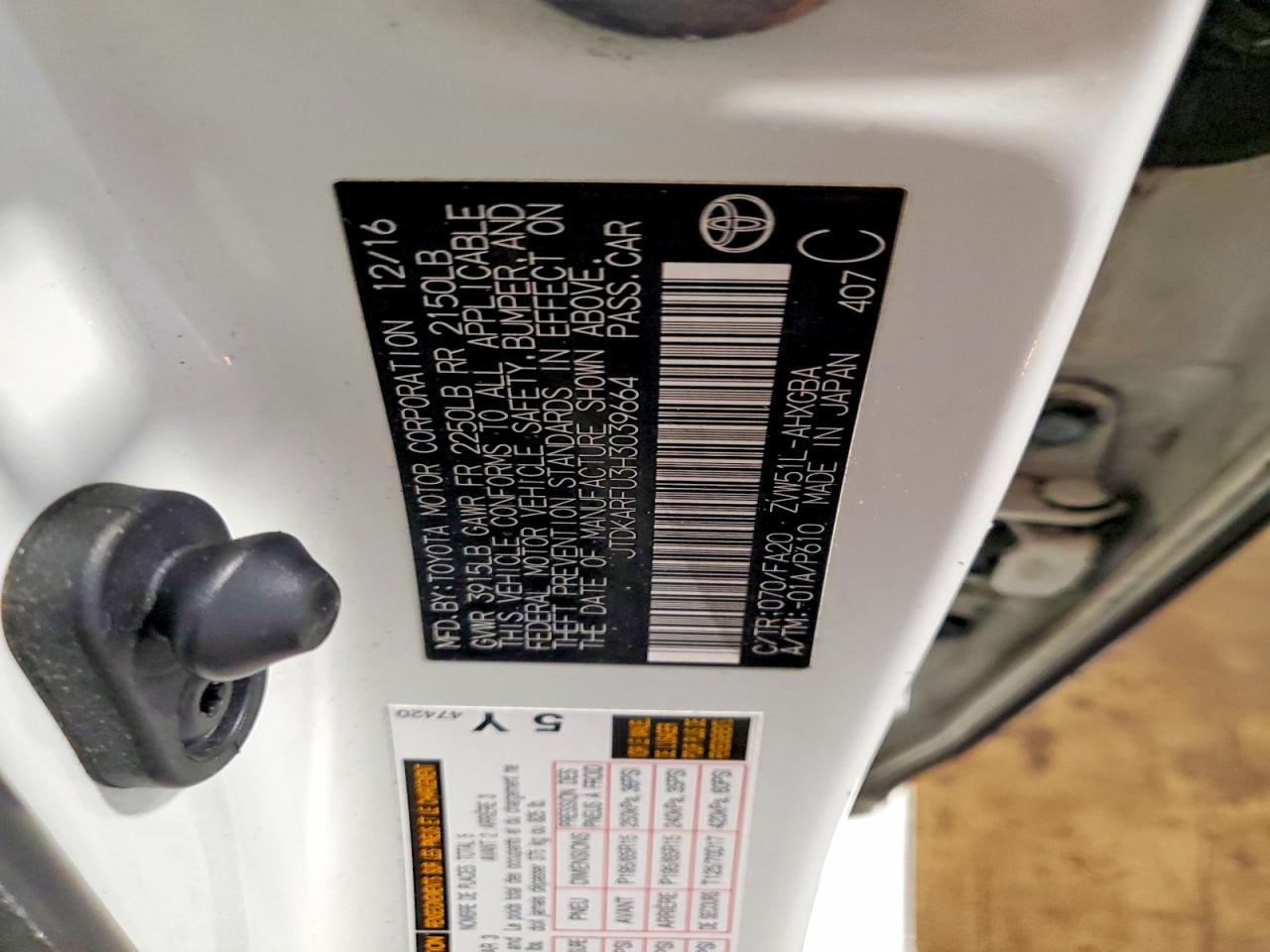 2017 TOYOTA PRIUS THREE photo 34
