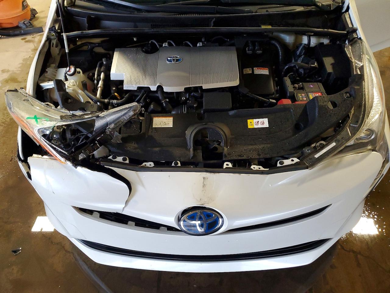 2017 TOYOTA PRIUS THREE photo 31