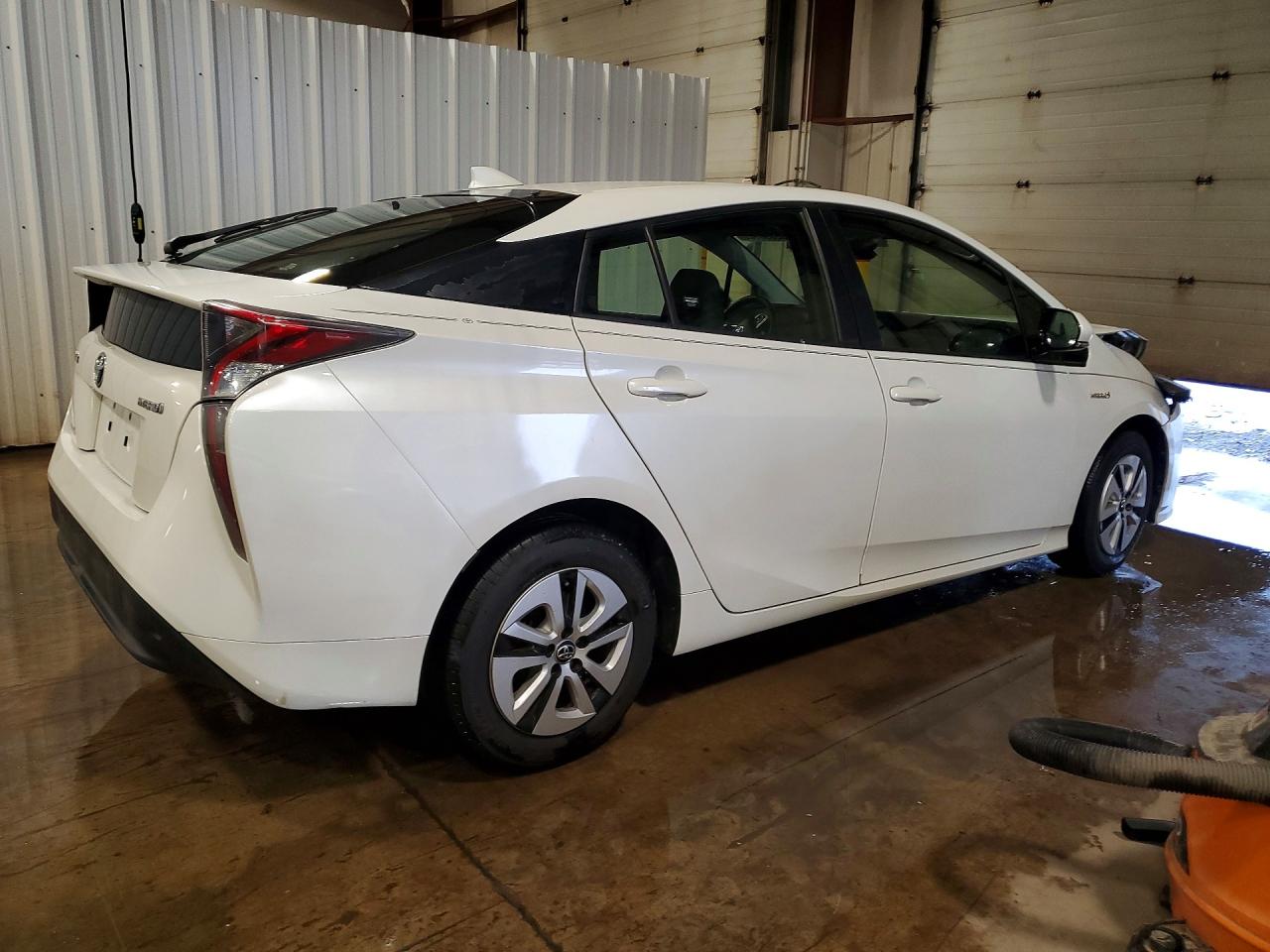 2017 TOYOTA PRIUS THREE photo 7