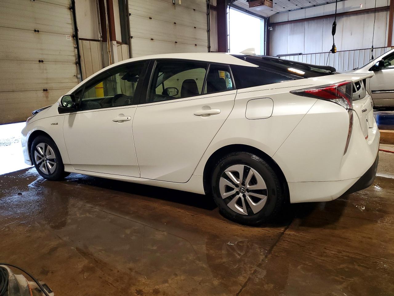2017 TOYOTA PRIUS THREE photo 4