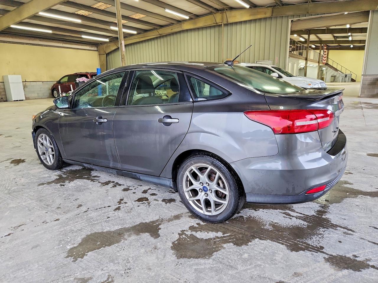 2015 FORD FOCUS SE photo 3