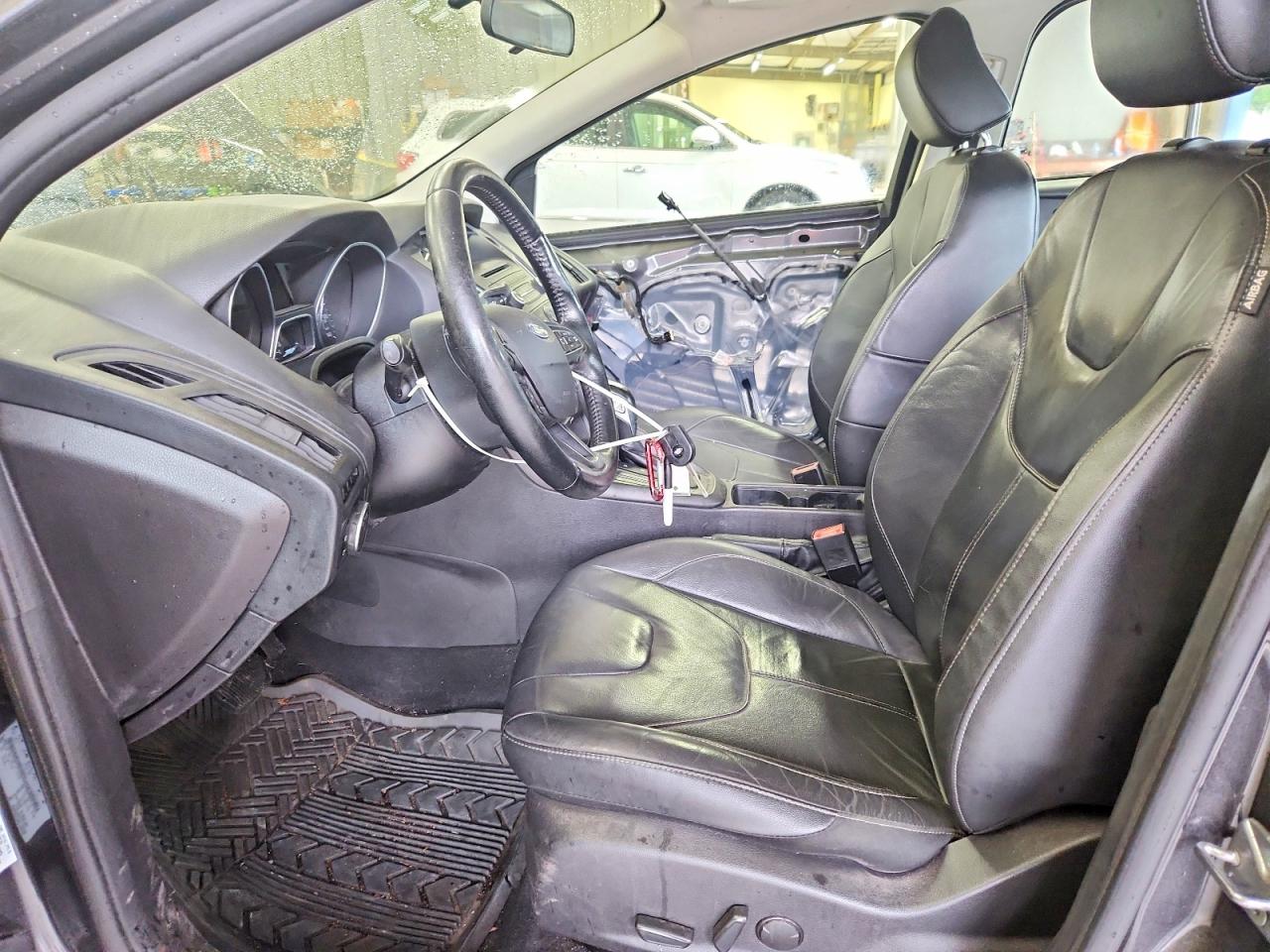 2015 FORD FOCUS SE photo 13