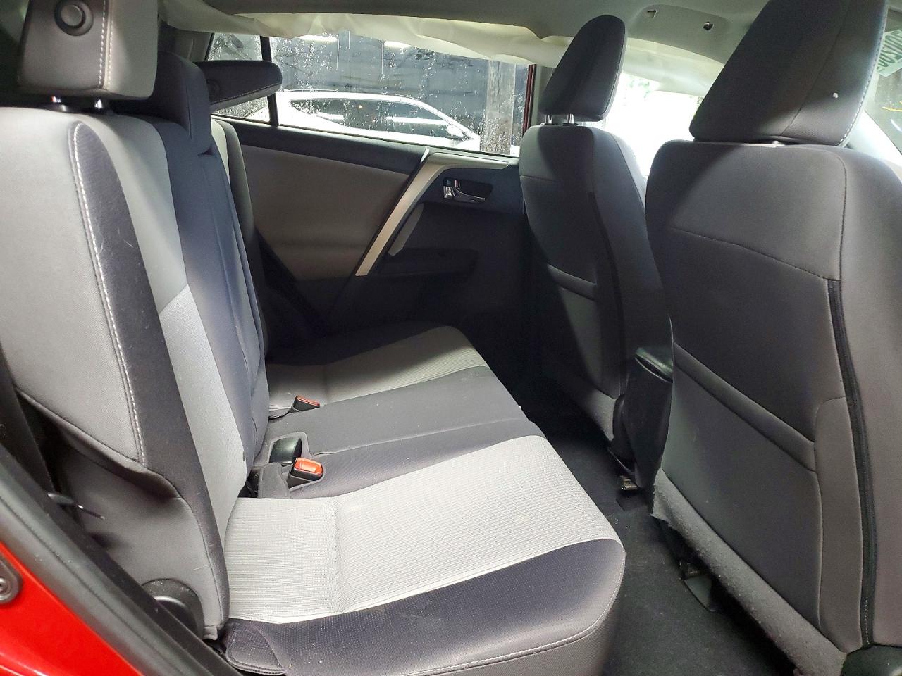 2015 TOYOTA RAV4 XLE photo 31