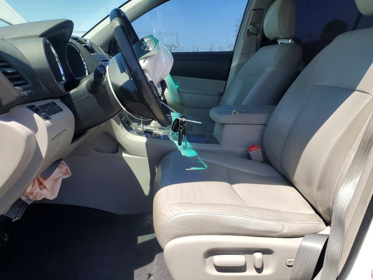 2012 TOYOTA HIGHLANDER SE photo 13