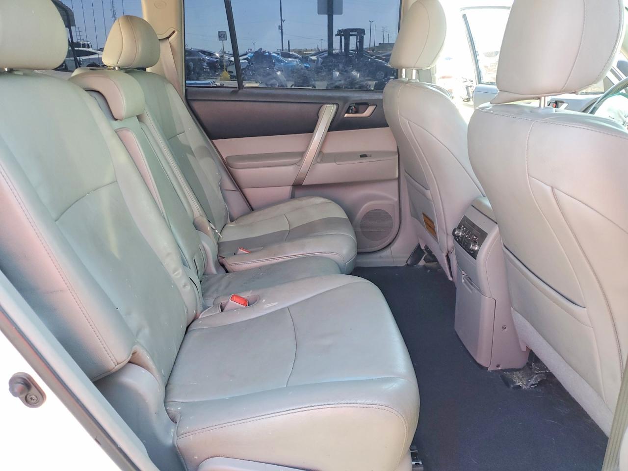 2012 TOYOTA HIGHLANDER SE photo 19
