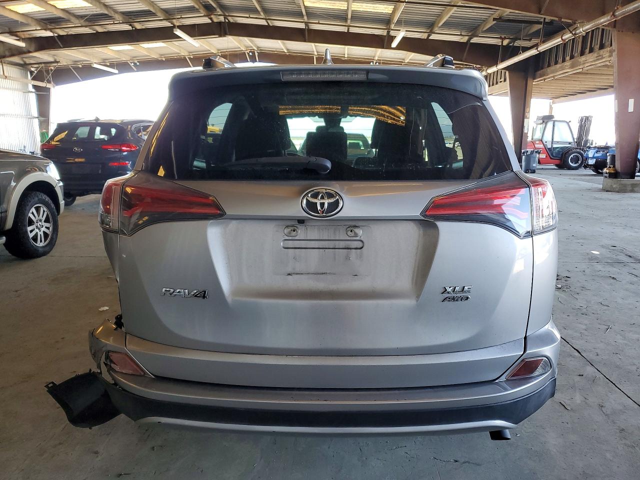 2018 TOYOTA RAV4 XLE photo 11
