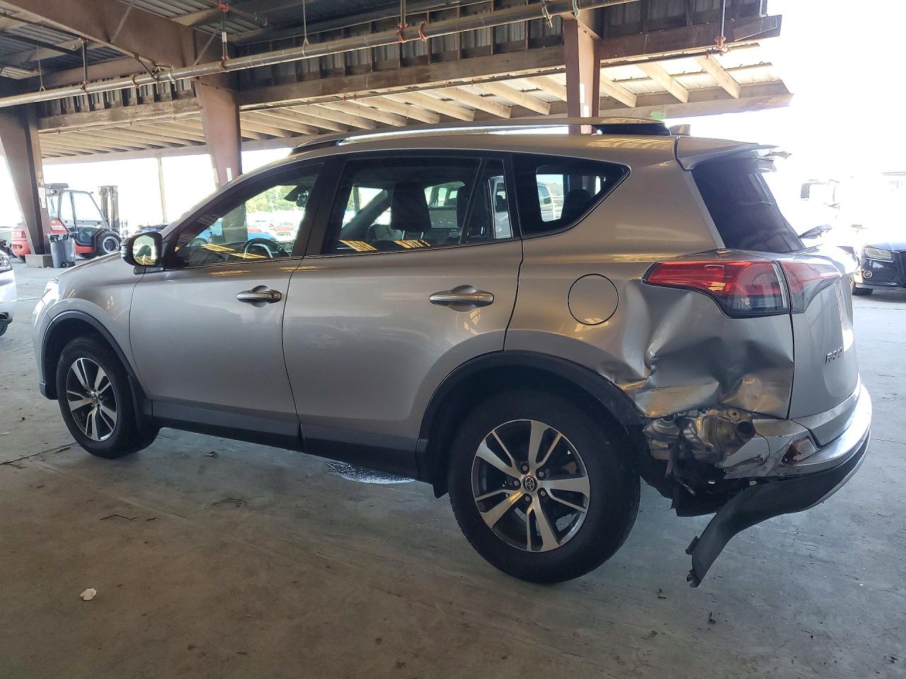 2018 TOYOTA RAV4 XLE photo 3