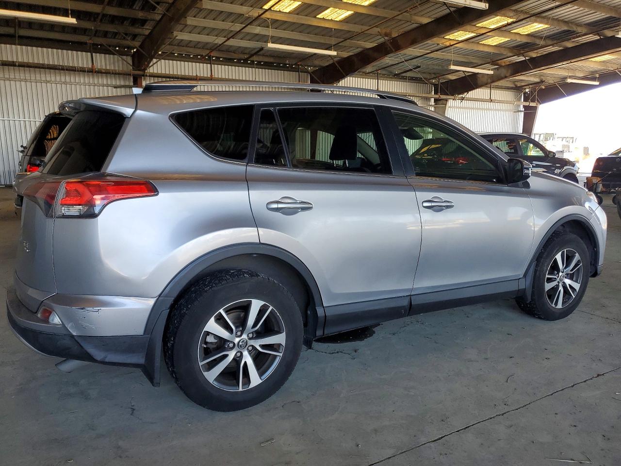 2018 TOYOTA RAV4 XLE photo 5