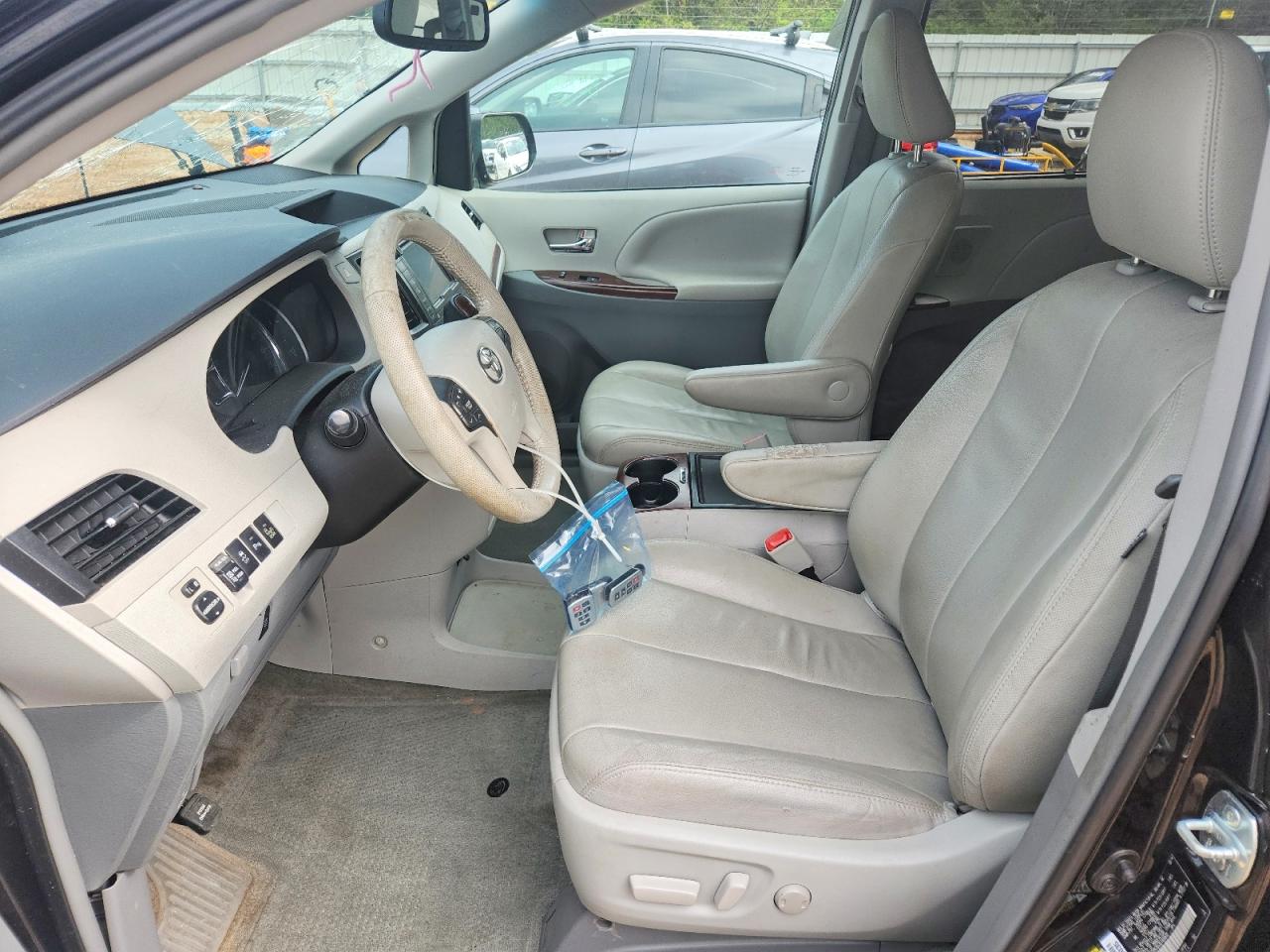 2014 TOYOTA SIENNA XLE 8-PASSENGER photo 13