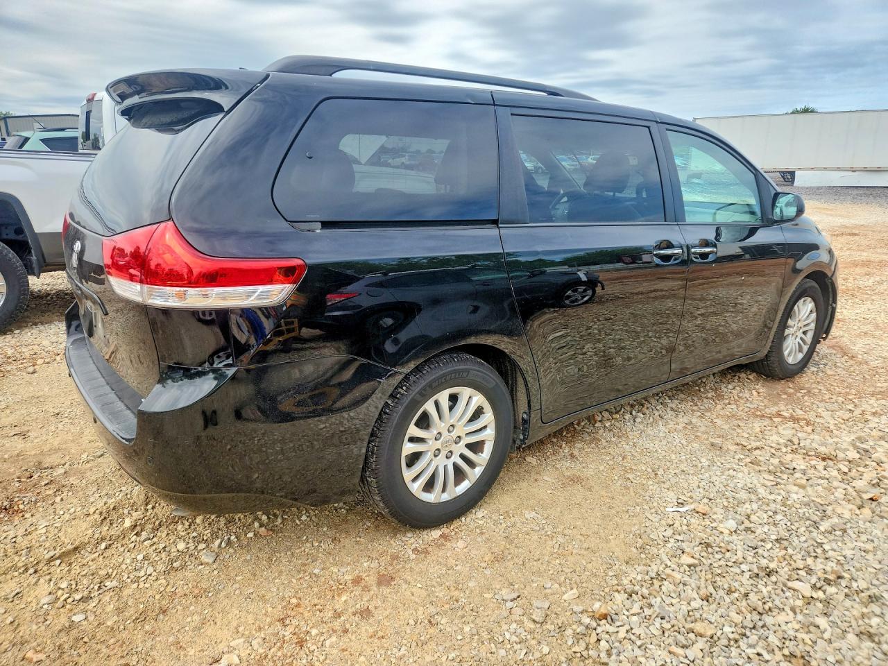 2014 TOYOTA SIENNA XLE 8-PASSENGER photo 5