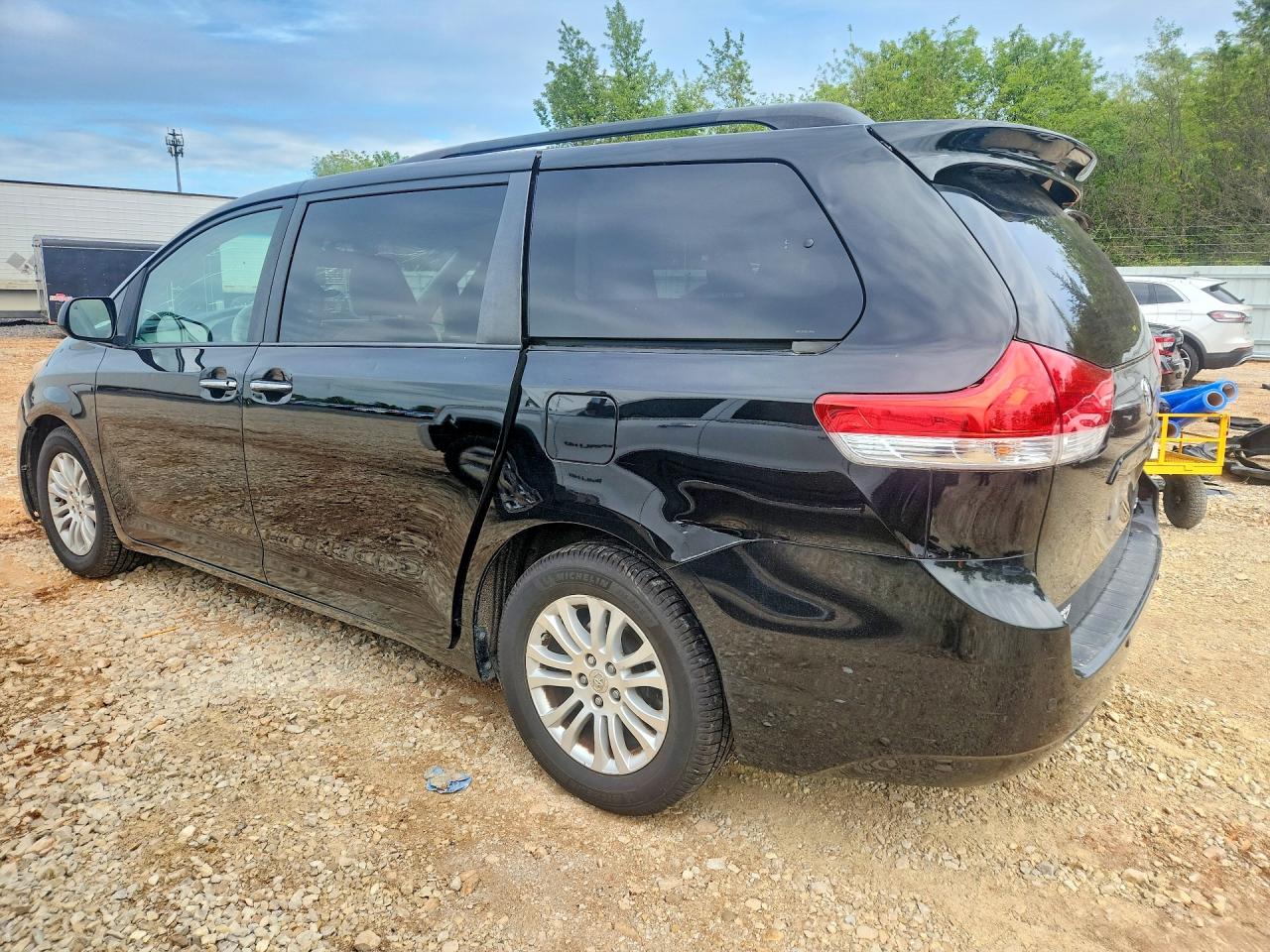 2014 TOYOTA SIENNA XLE 8-PASSENGER photo 3
