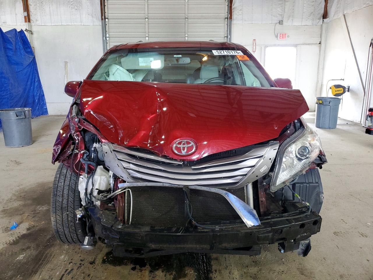 2017 TOYOTA SIENNA XLE 8-PASSENGER photo 9