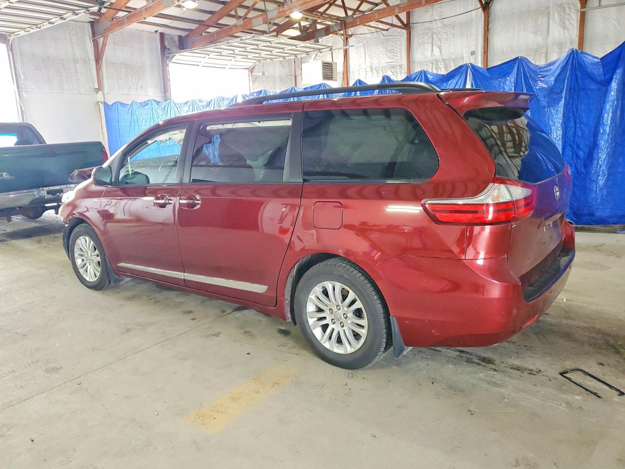 2017 TOYOTA SIENNA XLE 8-PASSENGER photo 3
