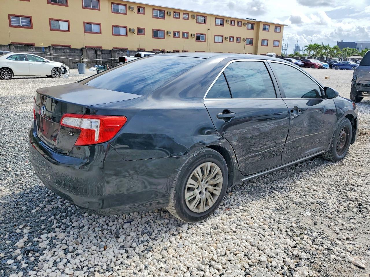 2014 TOYOTA CAMRY LE photo 5