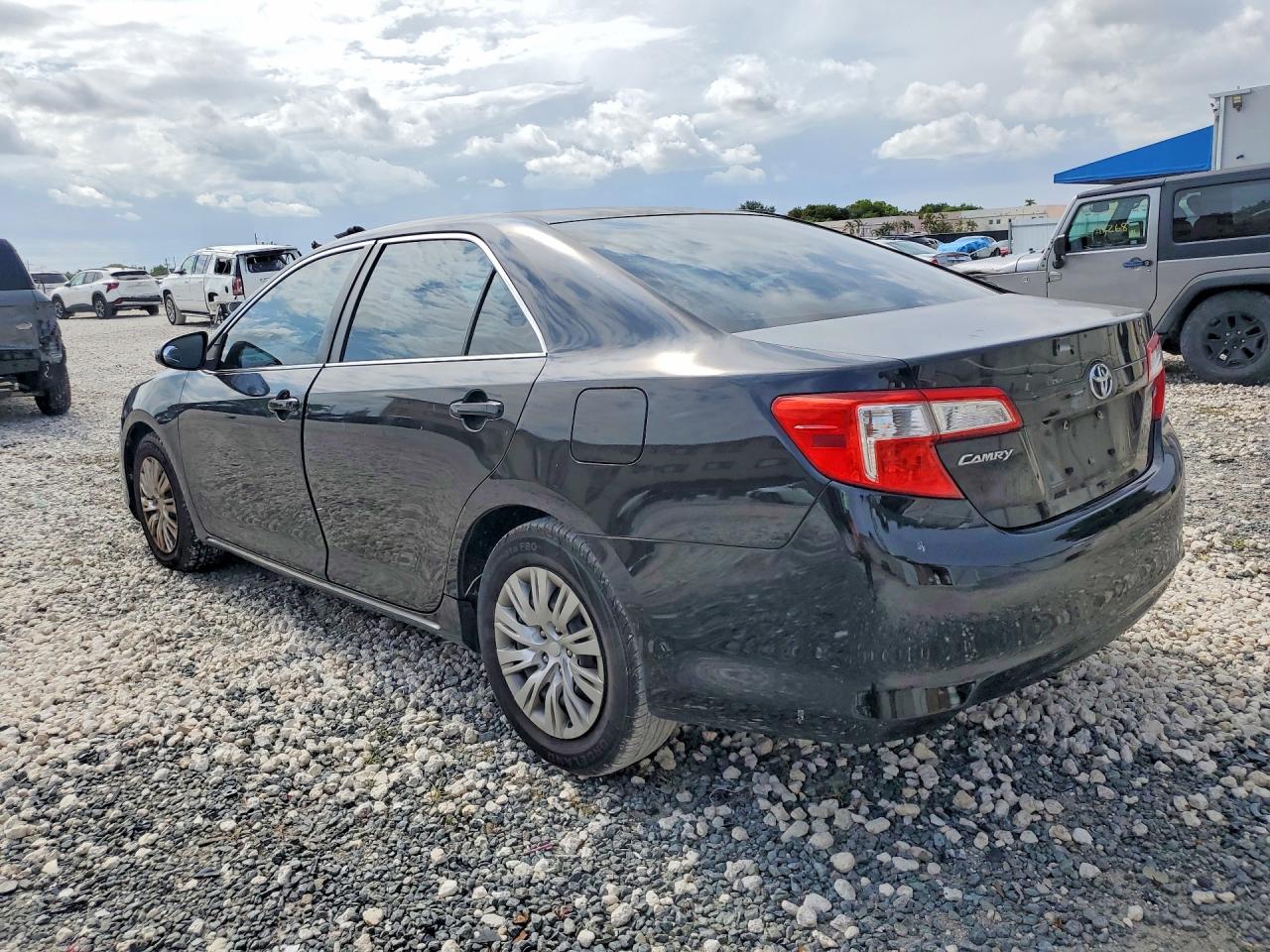 2014 TOYOTA CAMRY LE photo 3