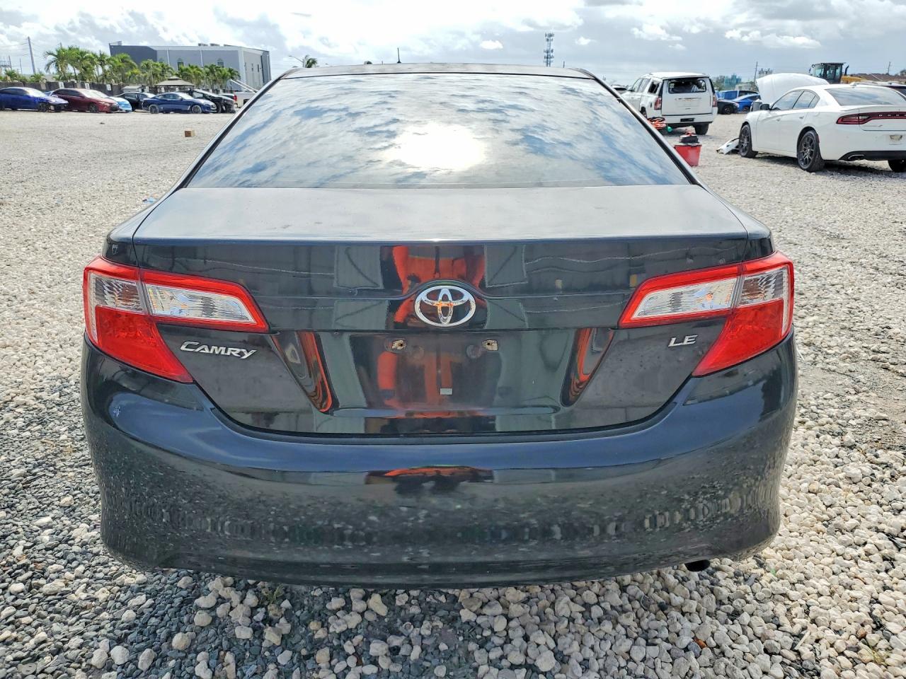 2014 TOYOTA CAMRY LE photo 11