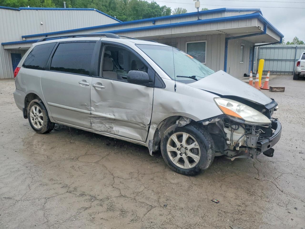 2009 TOYOTA SIENNA LE 7-PASSENGER photo 4