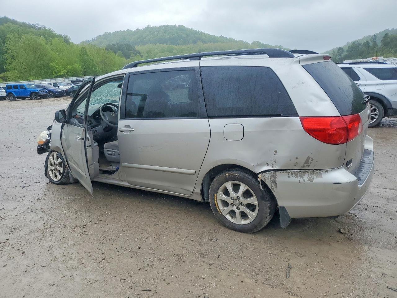 2009 TOYOTA SIENNA LE 7-PASSENGER photo 2