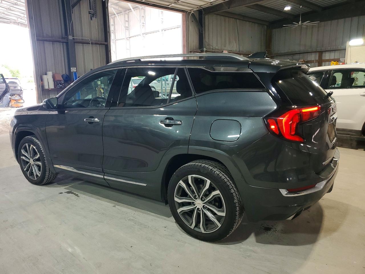 2020 GMC TERRAIN DENALI photo 2