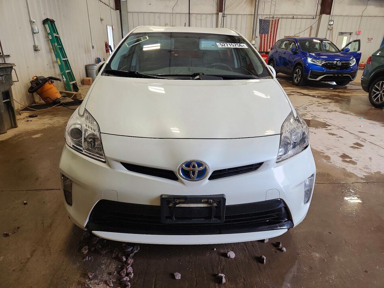 2015 TOYOTA PRIUS THREE photo 13