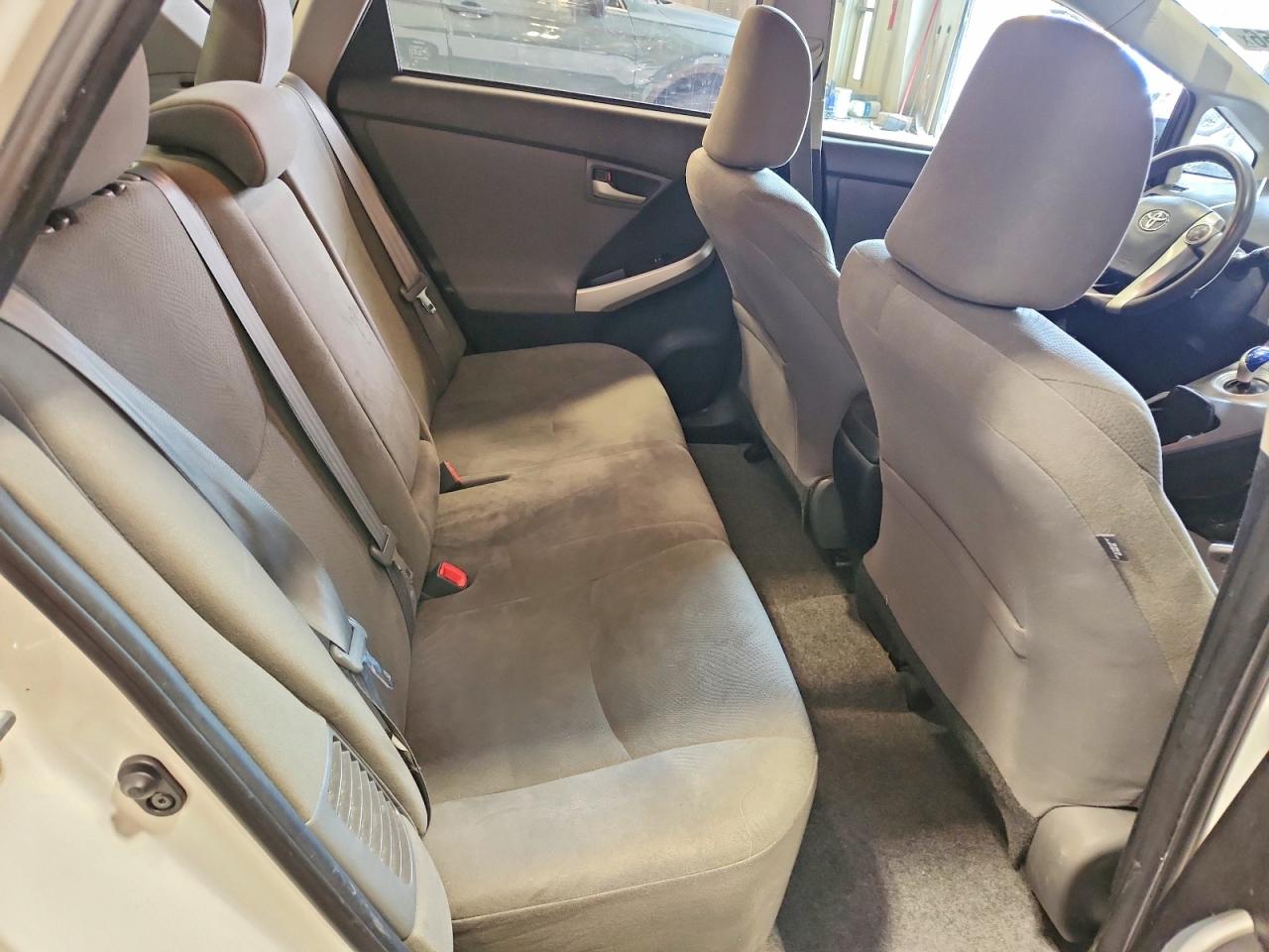 2015 TOYOTA PRIUS THREE photo 28