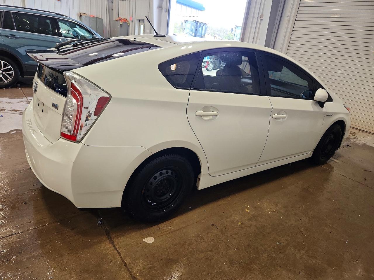2015 TOYOTA PRIUS THREE photo 7