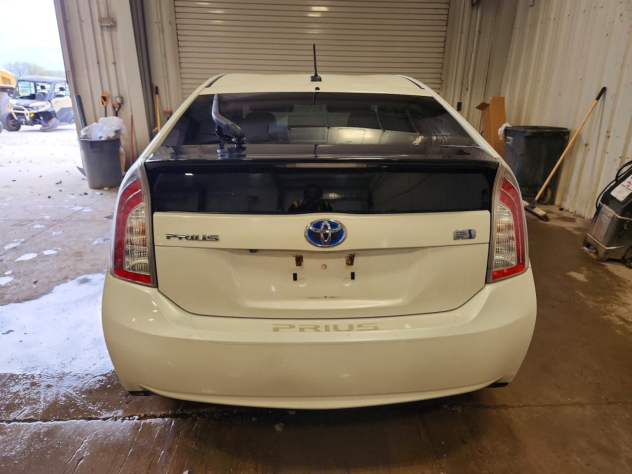2015 TOYOTA PRIUS THREE photo 16