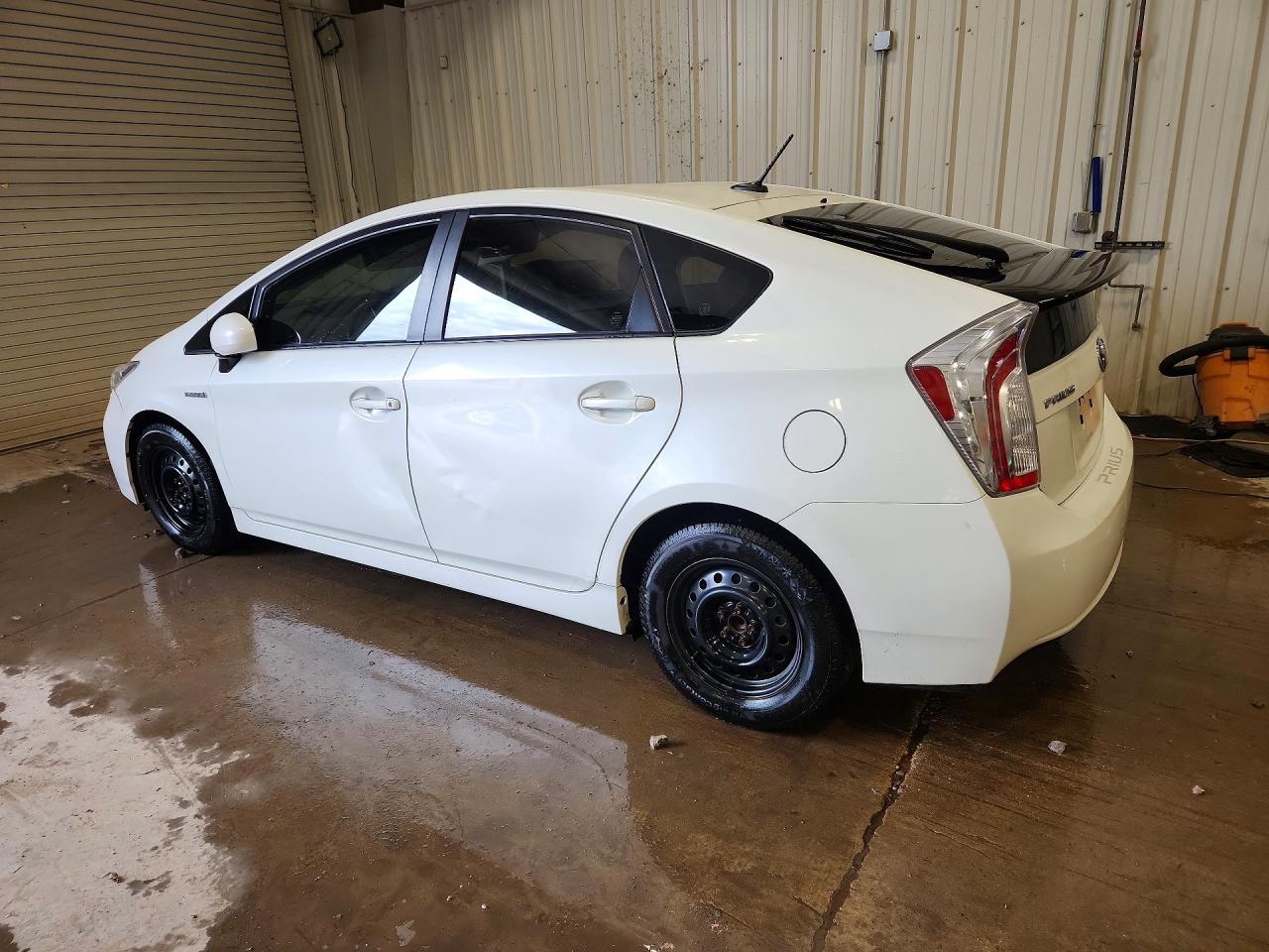 2015 TOYOTA PRIUS THREE photo 4
