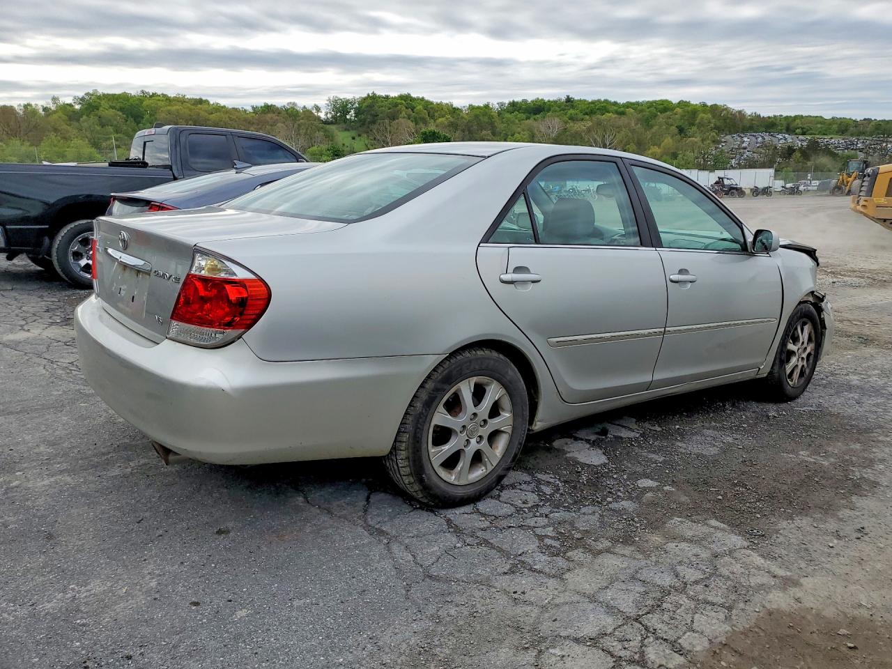 2005 TOYOTA CAMRY XLE V6 photo 5