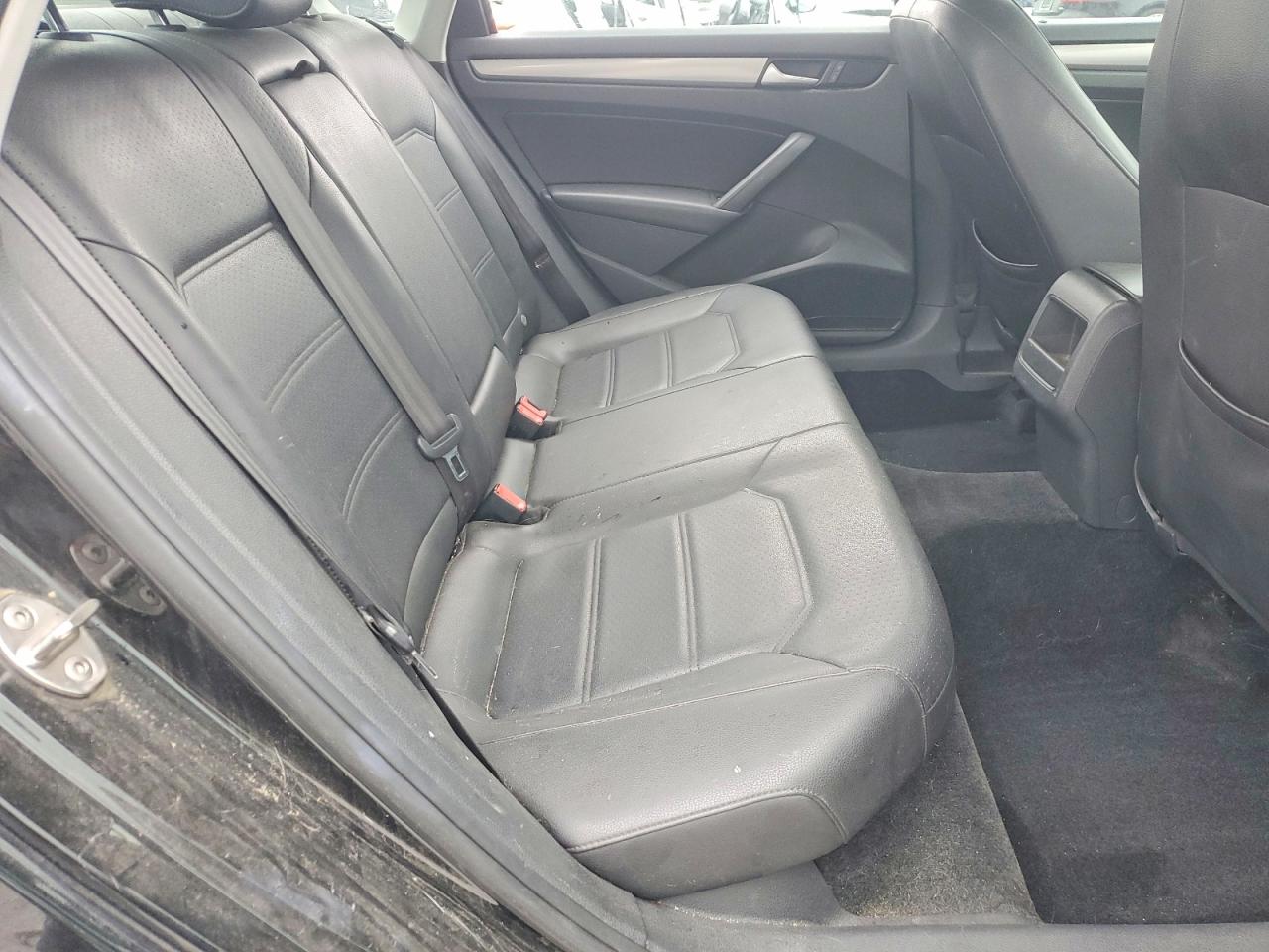 2015 VOLKSWAGEN PASSAT S photo 19