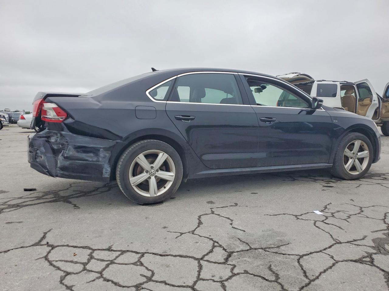 2015 VOLKSWAGEN PASSAT S photo 5