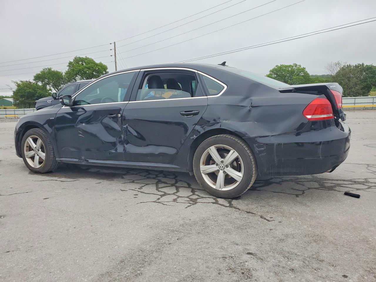 2015 VOLKSWAGEN PASSAT S photo 3