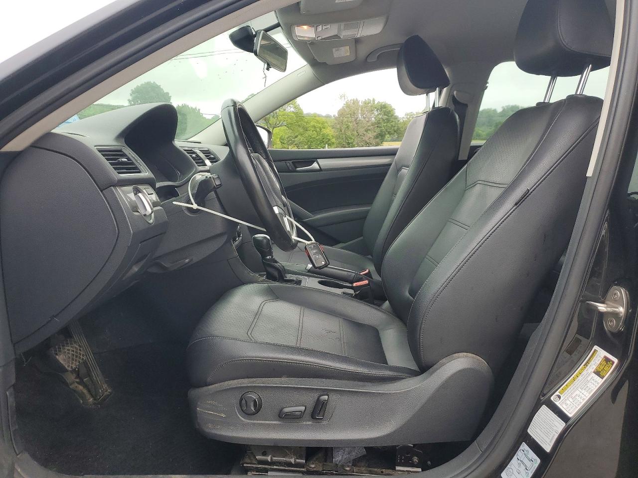 2015 VOLKSWAGEN PASSAT S photo 13