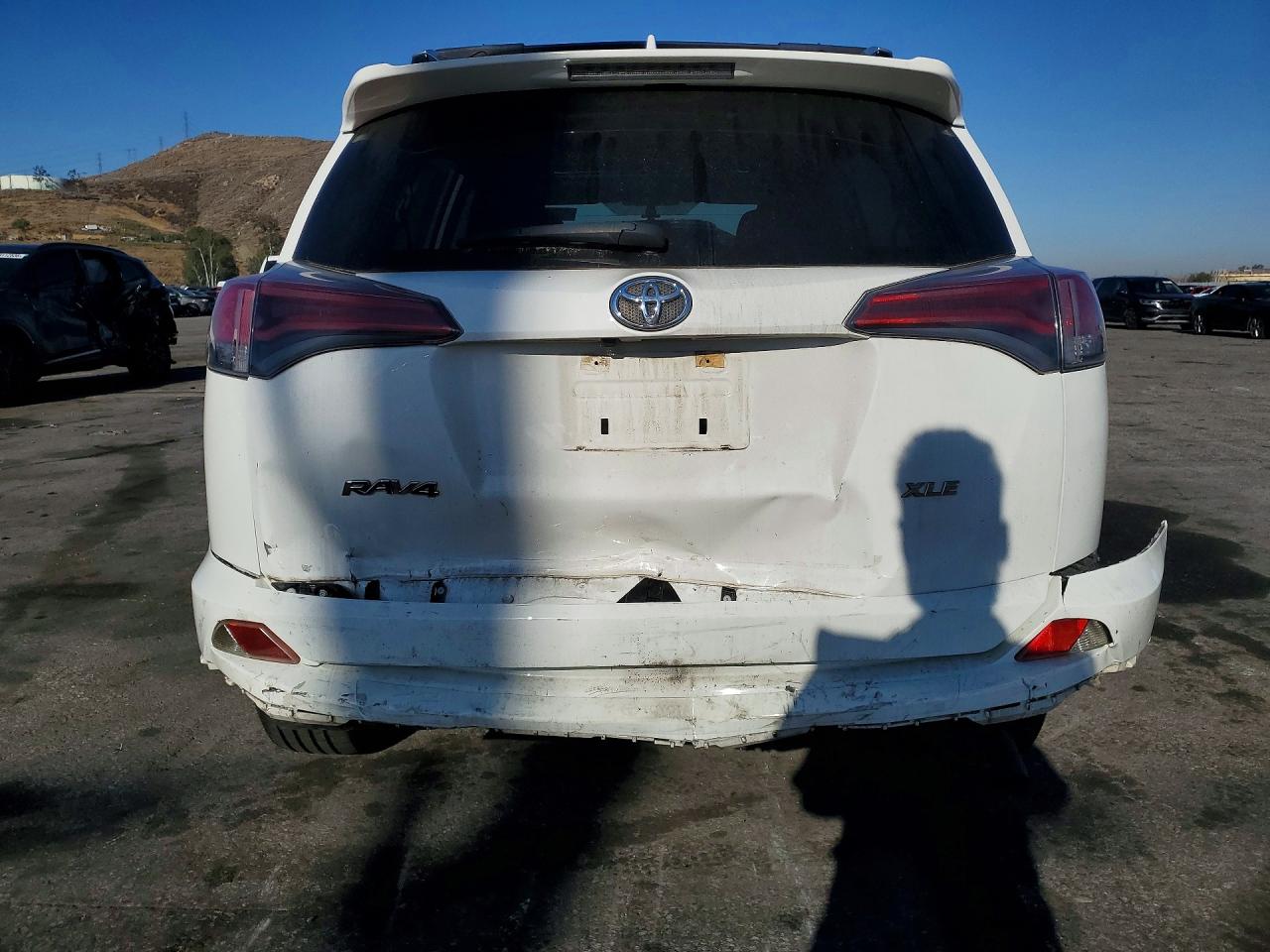 2016 TOYOTA RAV4 XLE photo 16