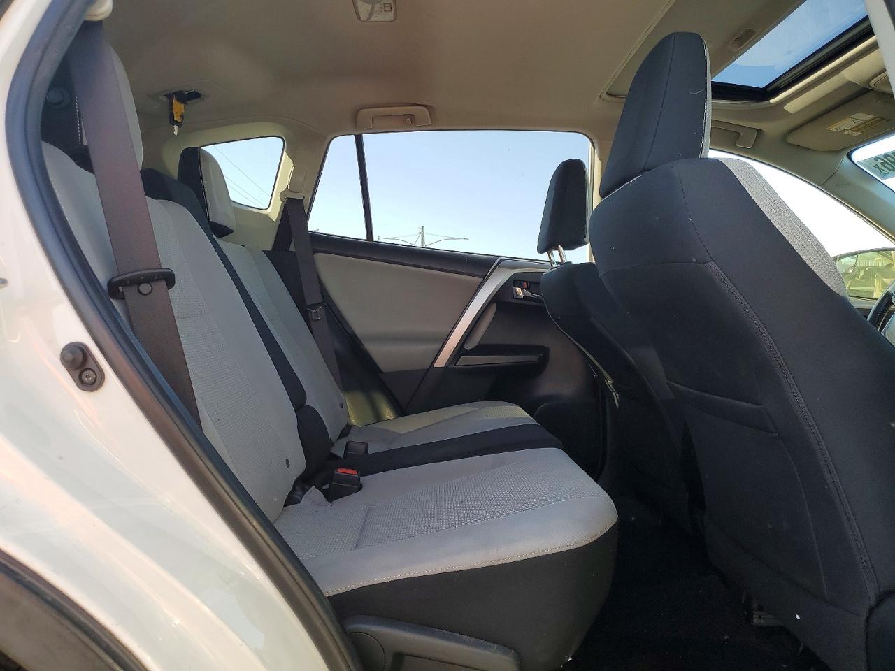 2016 TOYOTA RAV4 XLE photo 31