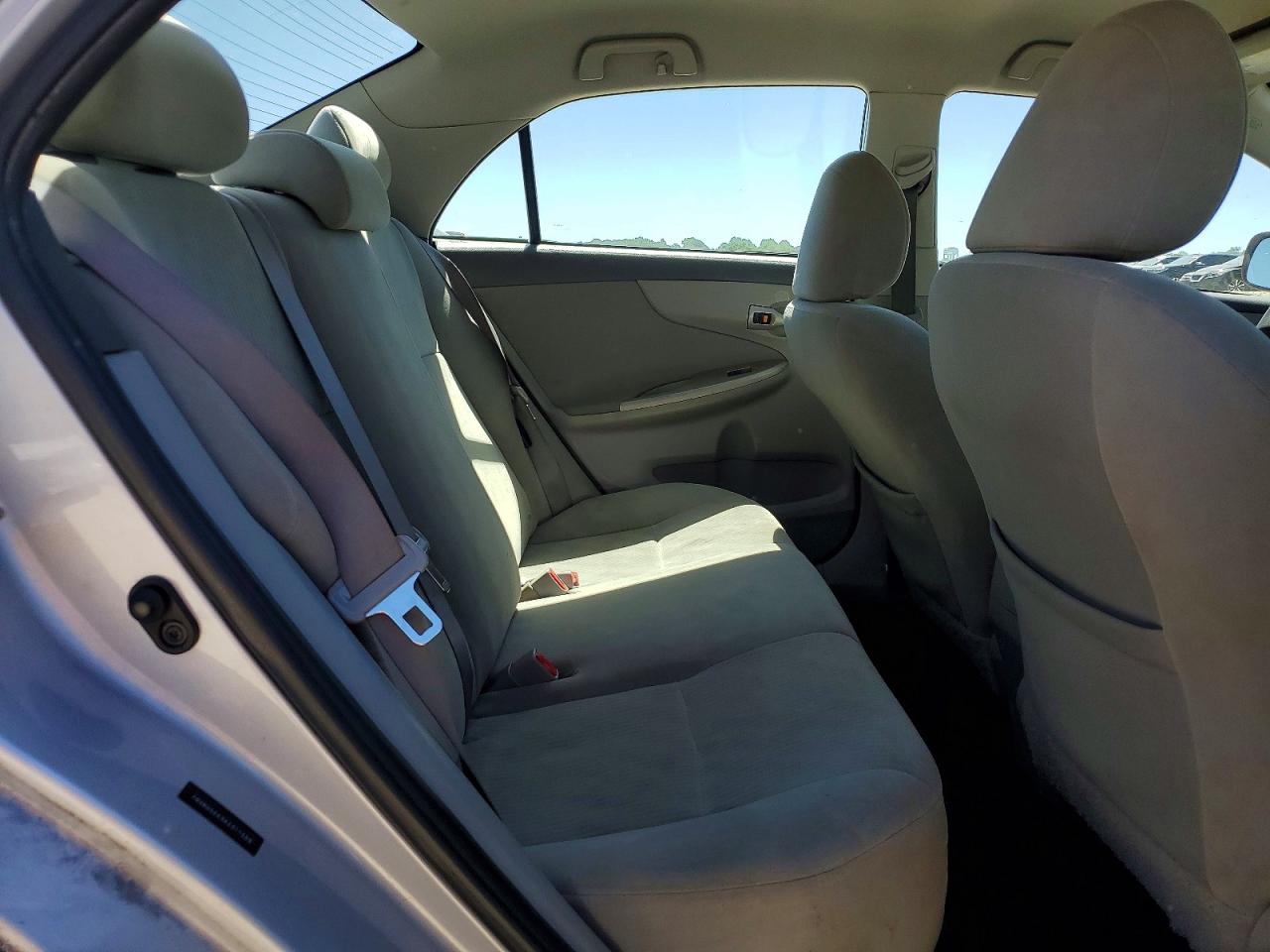 2010 TOYOTA COROLLA LE photo 19