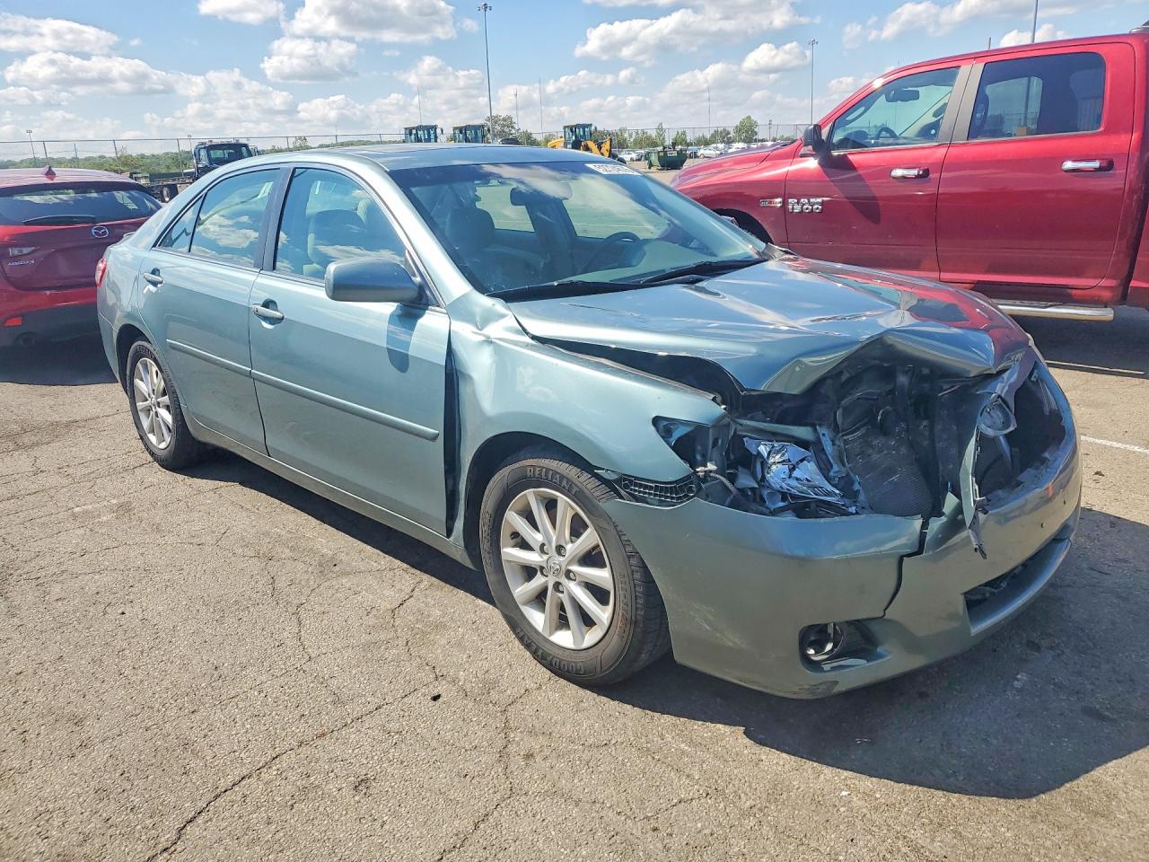 2011 TOYOTA CAMRY XLE photo 7