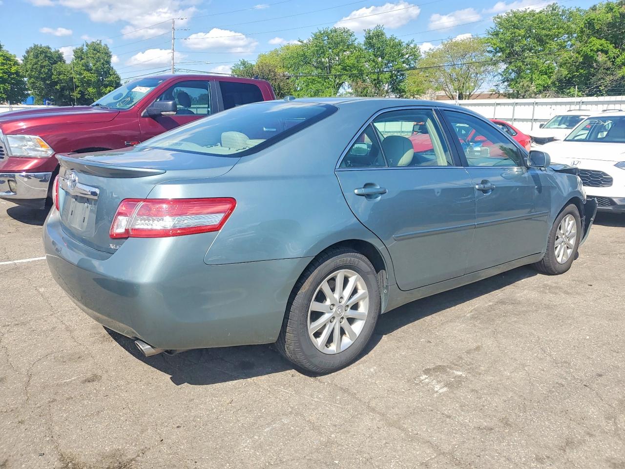 2011 TOYOTA CAMRY XLE photo 5