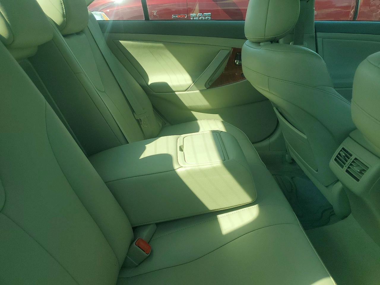 2011 TOYOTA CAMRY XLE photo 19