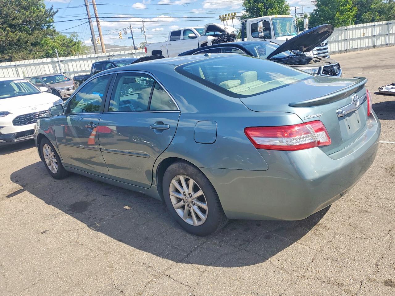 2011 TOYOTA CAMRY XLE photo 3