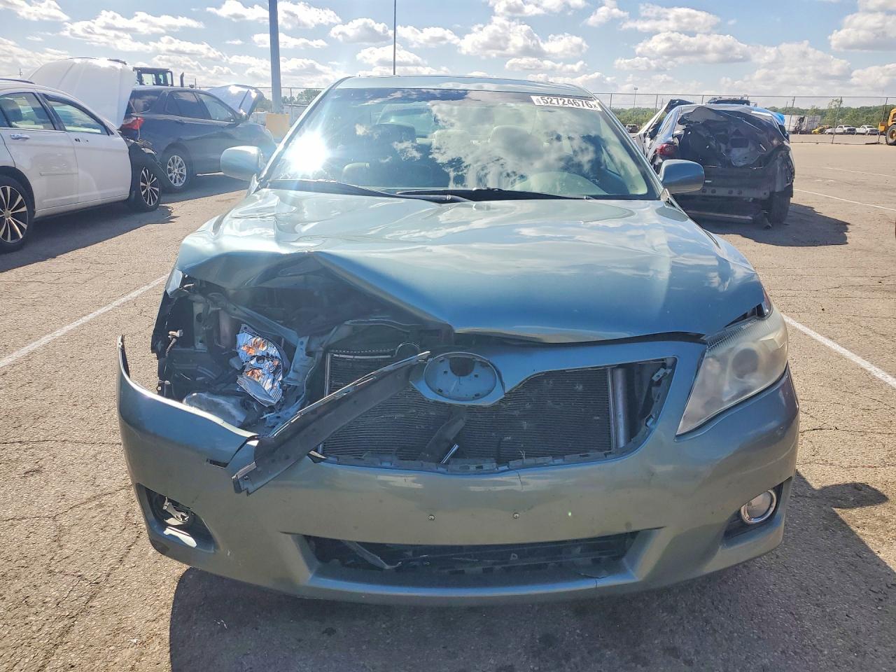 2011 TOYOTA CAMRY XLE photo 9