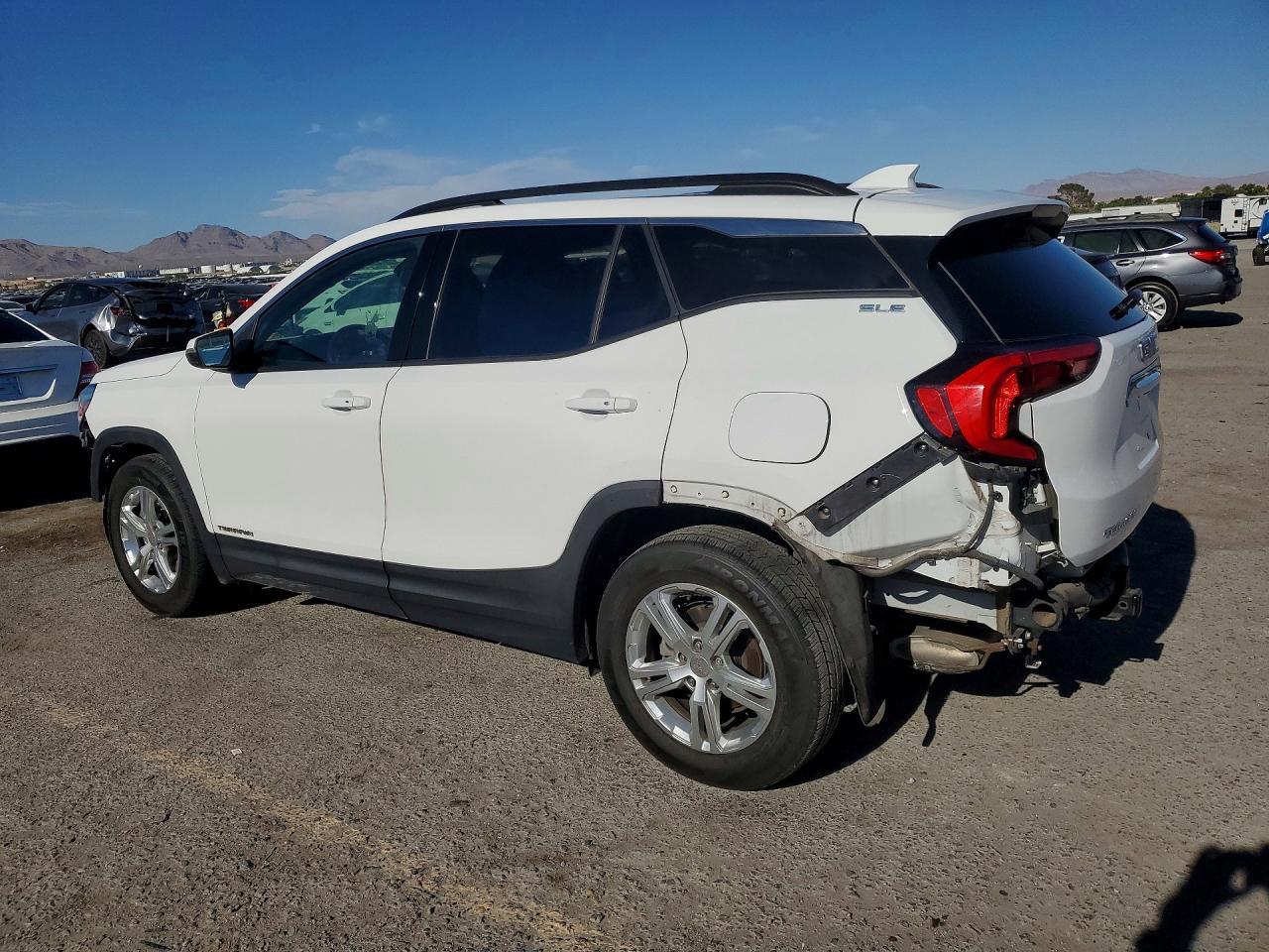 2020 GMC TERRAIN SLE photo 3