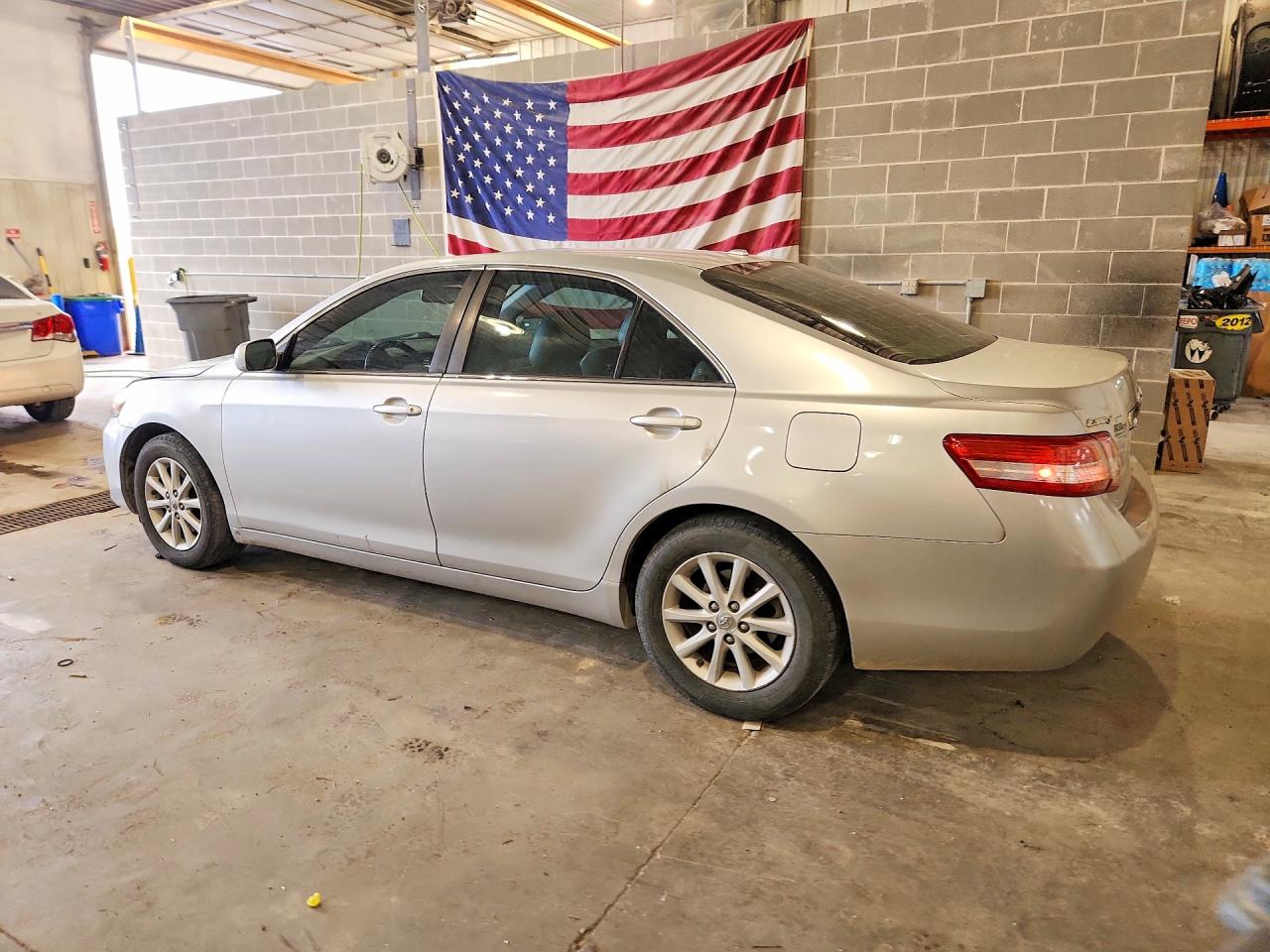 2011 TOYOTA CAMRY XLE photo 3